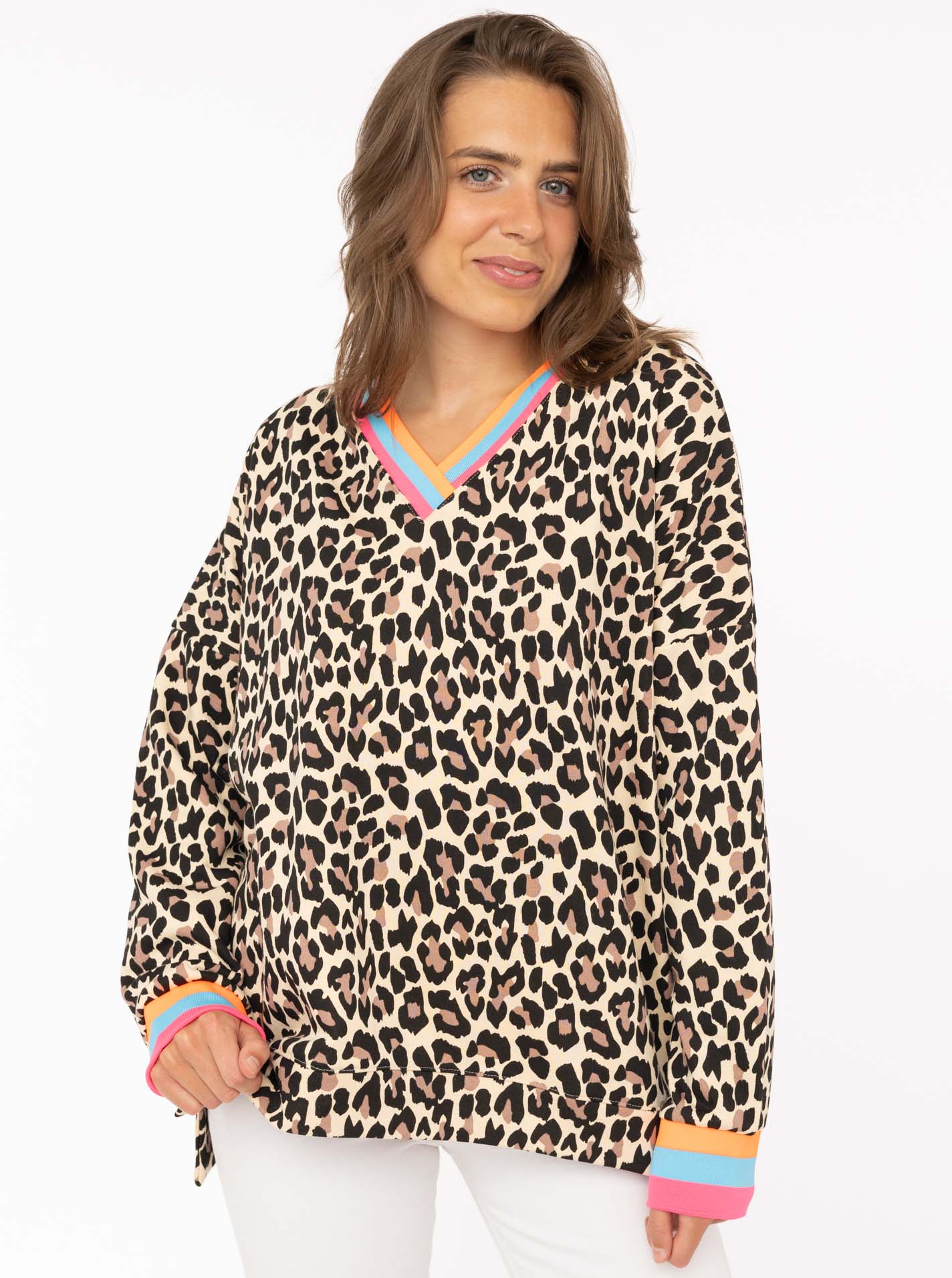 💕 Zwillingsherz Sweatshirt "Leo Allover Neon Kante" Sweater Baumwolle Beige Türkis