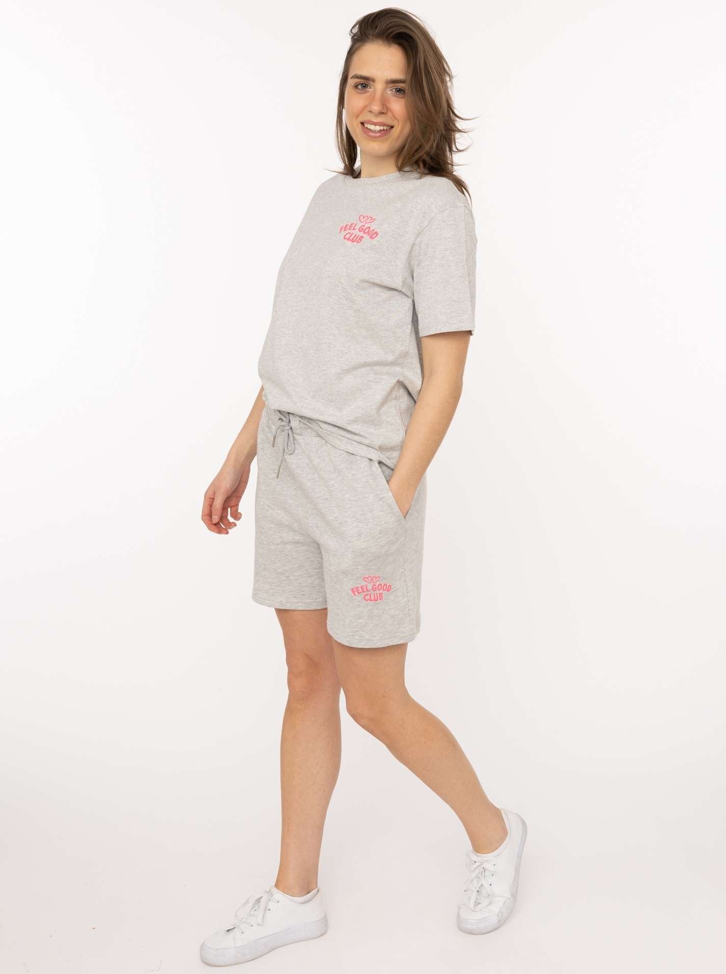 💕 Zwillingsherz Shorts "Feel Good Club" Hellgrau